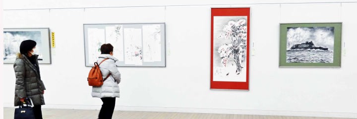 「軍艦島」（右端）国際書画展に出展