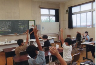 松尾好高指導　鳶尾小学校　水墨画教室情景