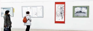「軍艦島」（右端）国際書画展に出展